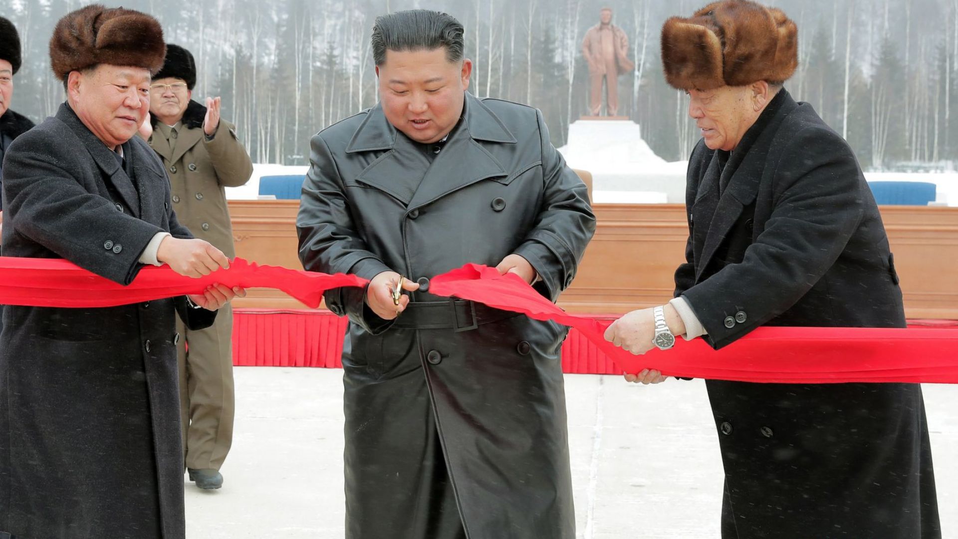 Ким Чен-ун откри модерен град до свещената планина