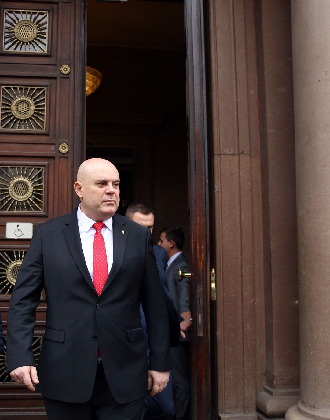 Иван Гешев излиза от президентството след среща с Румен Радев и след като държавният глава е подписал указ за назначаването му за нов главен прокурор, 26 ноември