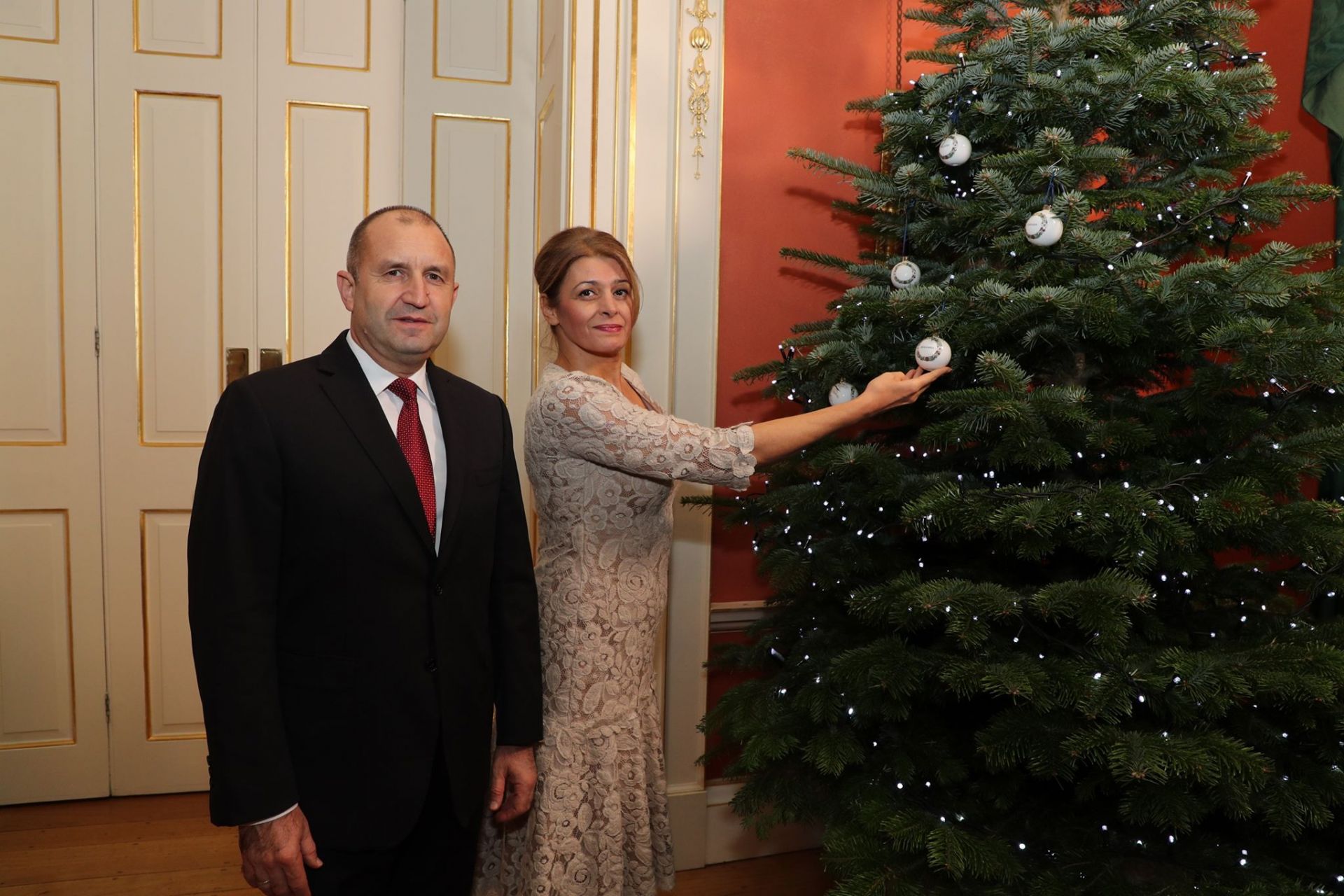 Президентът Румен Радев и съпругата му на "Даунинг стрийт" 10