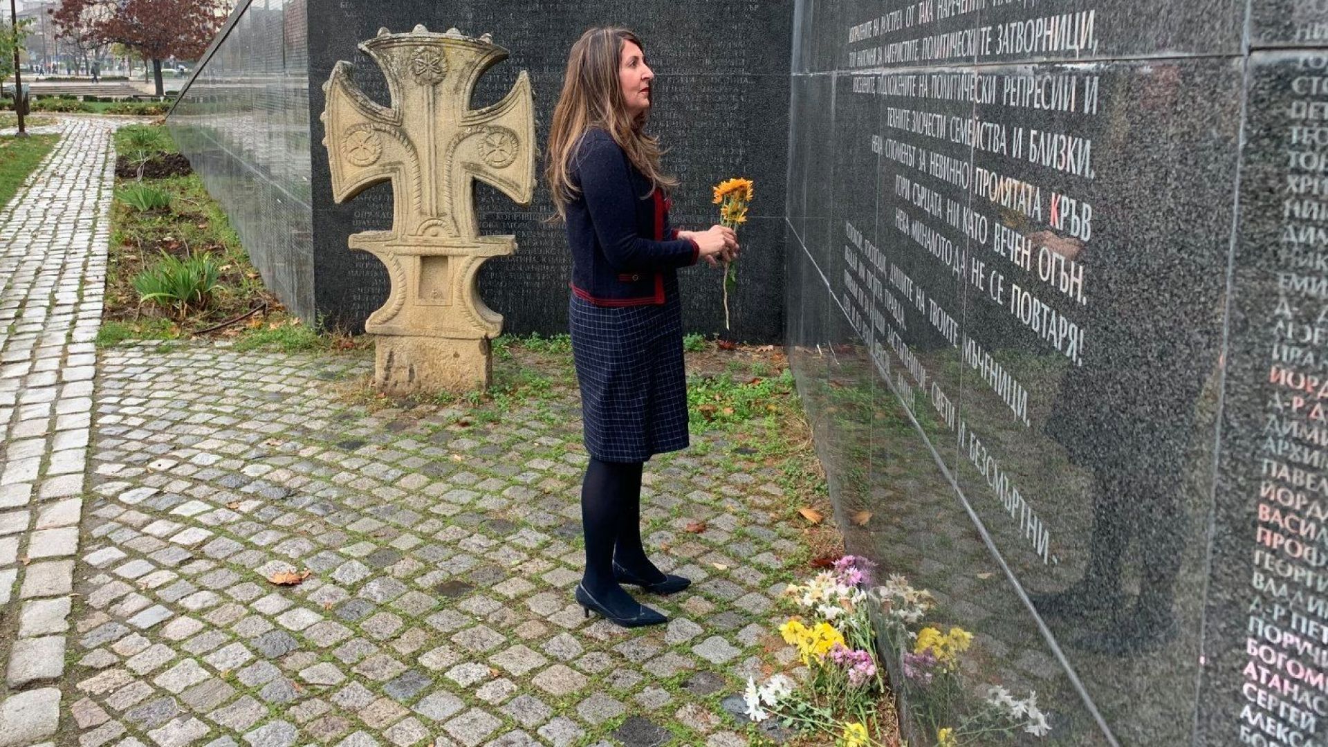 Посланик Херо Мустафа отдаде почит пред Мемориала на жертвите на