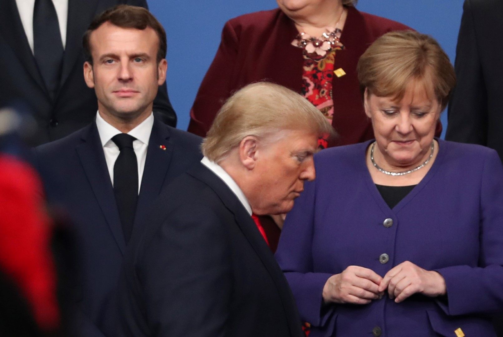 Еманюел Макрон, Доналд Тръмп, Ангела Меркел на общата снимка на лидерите на НАТО по време на юбилейната среща на алианса в Лондон. Проворечията между Макрон и Тръмп станаха явни на общата им пресконференция на 3 декември
