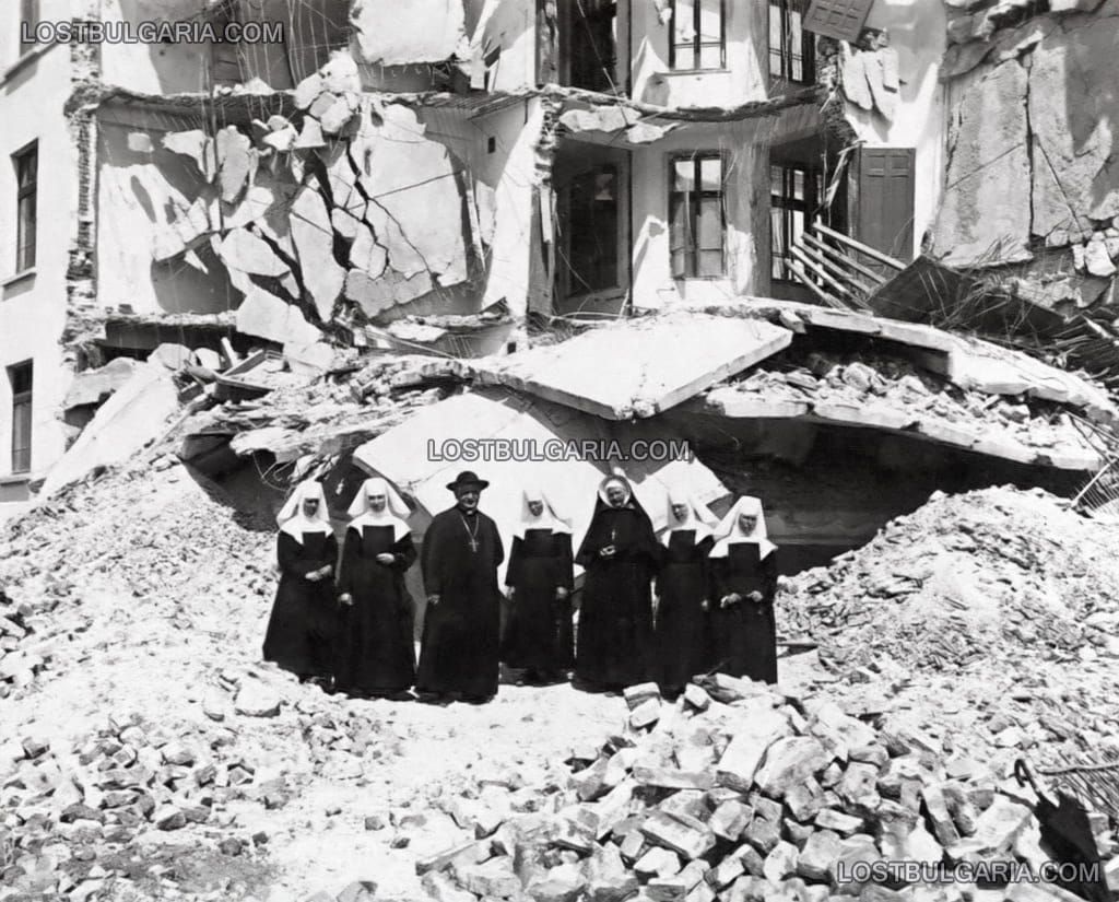 Монсеньор Анджело Ронкали - бъдещ папа Йоан XXIII и папски нунций в България, с католически монахини сред руините от земетресението в Чирпан през април 1928 г.