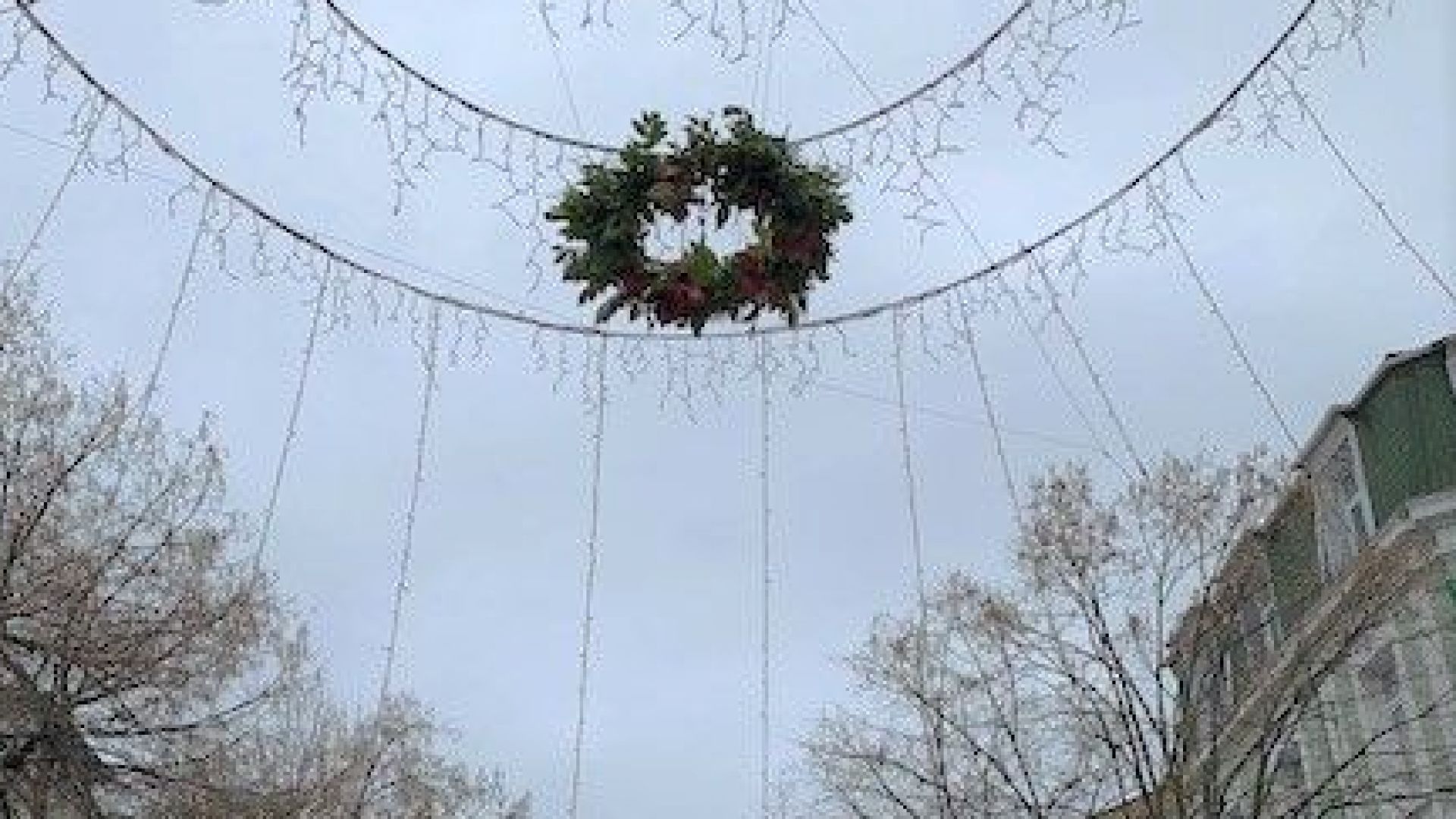 От днес бургазлии ще се радват на висящ имелски венец