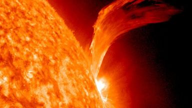 Гигантски протуберанс се откъсна от Слънцето – едно от най-големите изригвания от десетилетия 