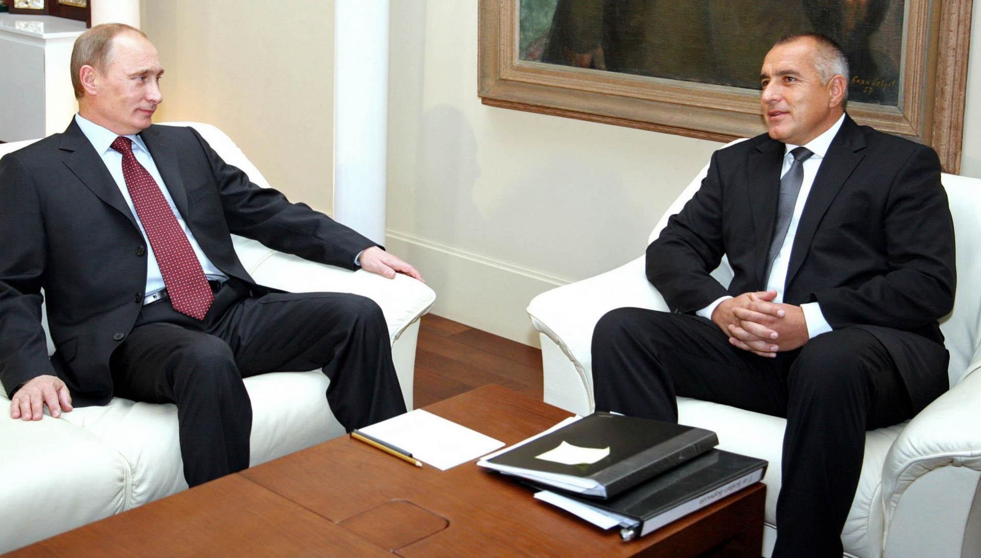 13 ноември 2010 г. - Владимир Путин и Бойко Борисов на срещата в Министерски съвет далеч преди серията шпионски сигнали