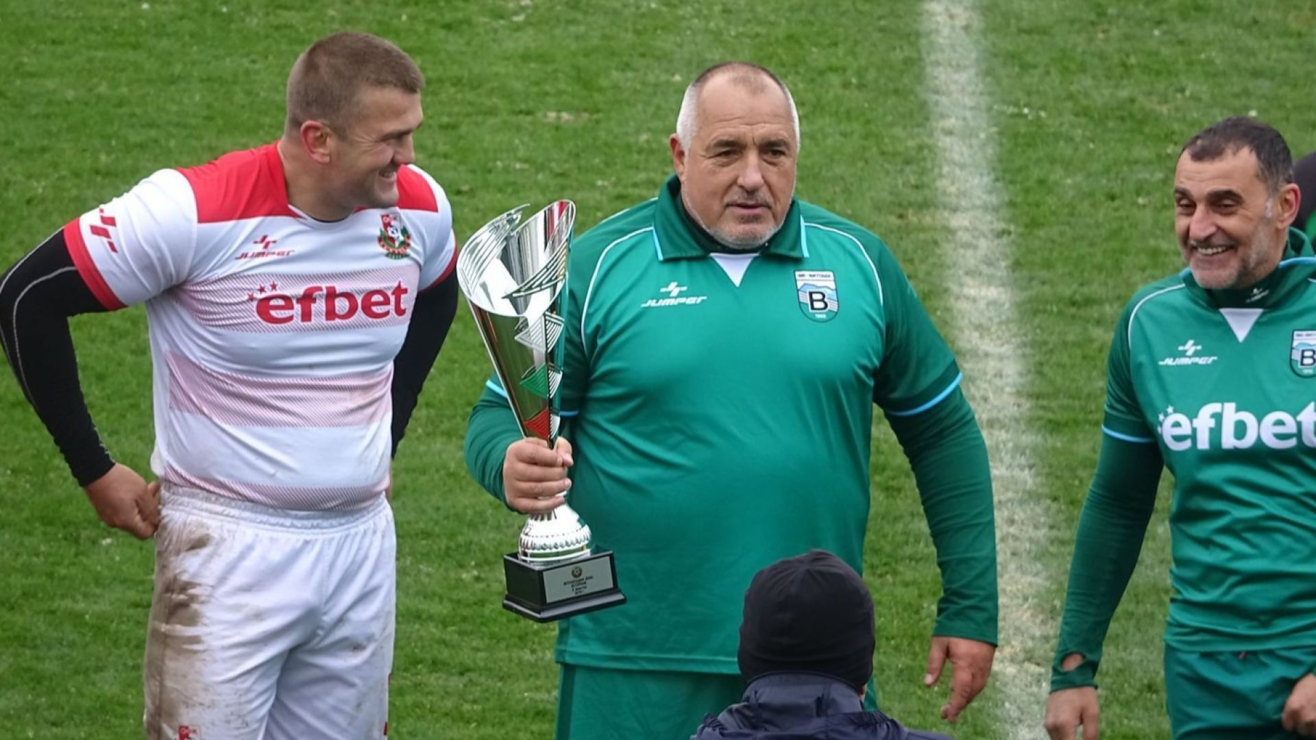 Премиерът Борисов с гол и нов трофей на терена