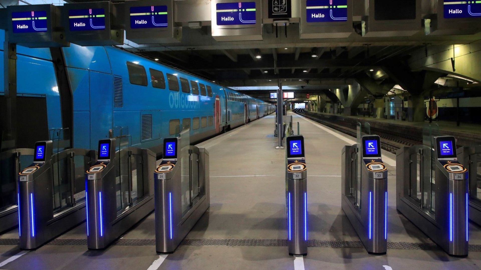 Във Франция повечето влакове не се движат училищата за затворени