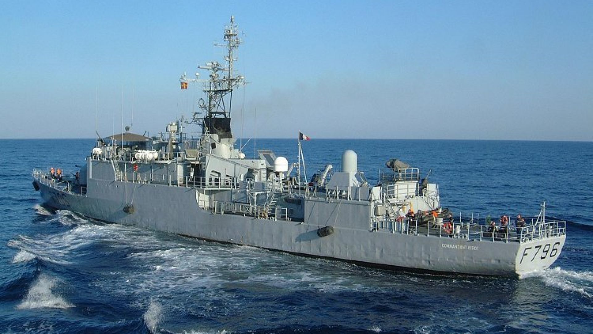 Тревога от дясно на хоризонта руски разузнавателен самолет се приближава