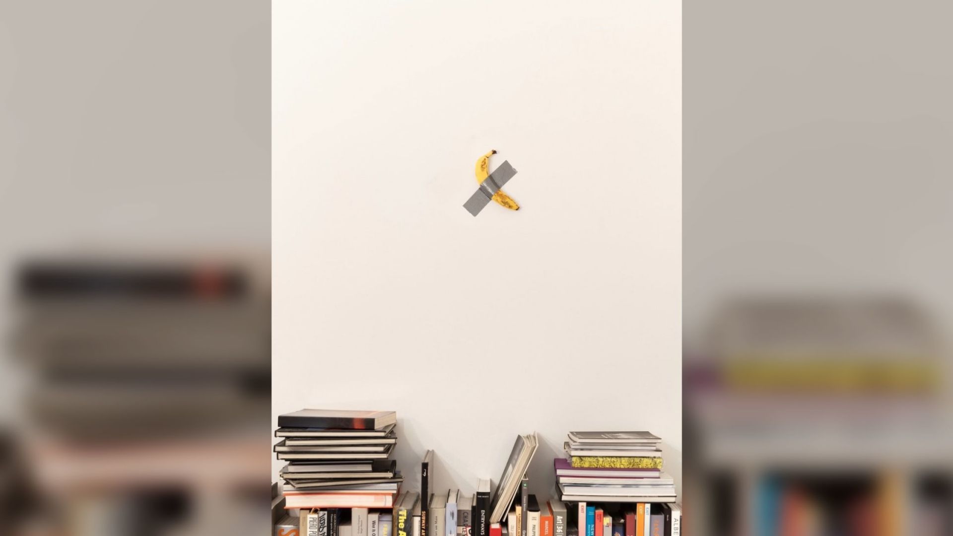 Истински банан залепен с тиксо за стена е продаден на изложението