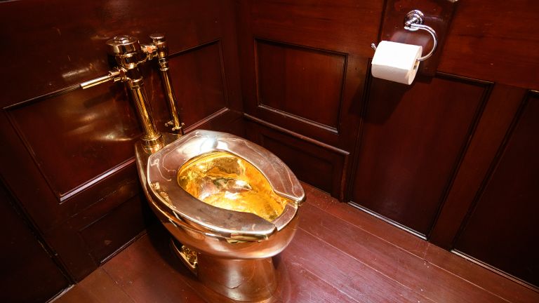 Снимка: Четирима бяха обвинени за кражбата на златна тоалетна за $6 млн. от двореца Бленъм