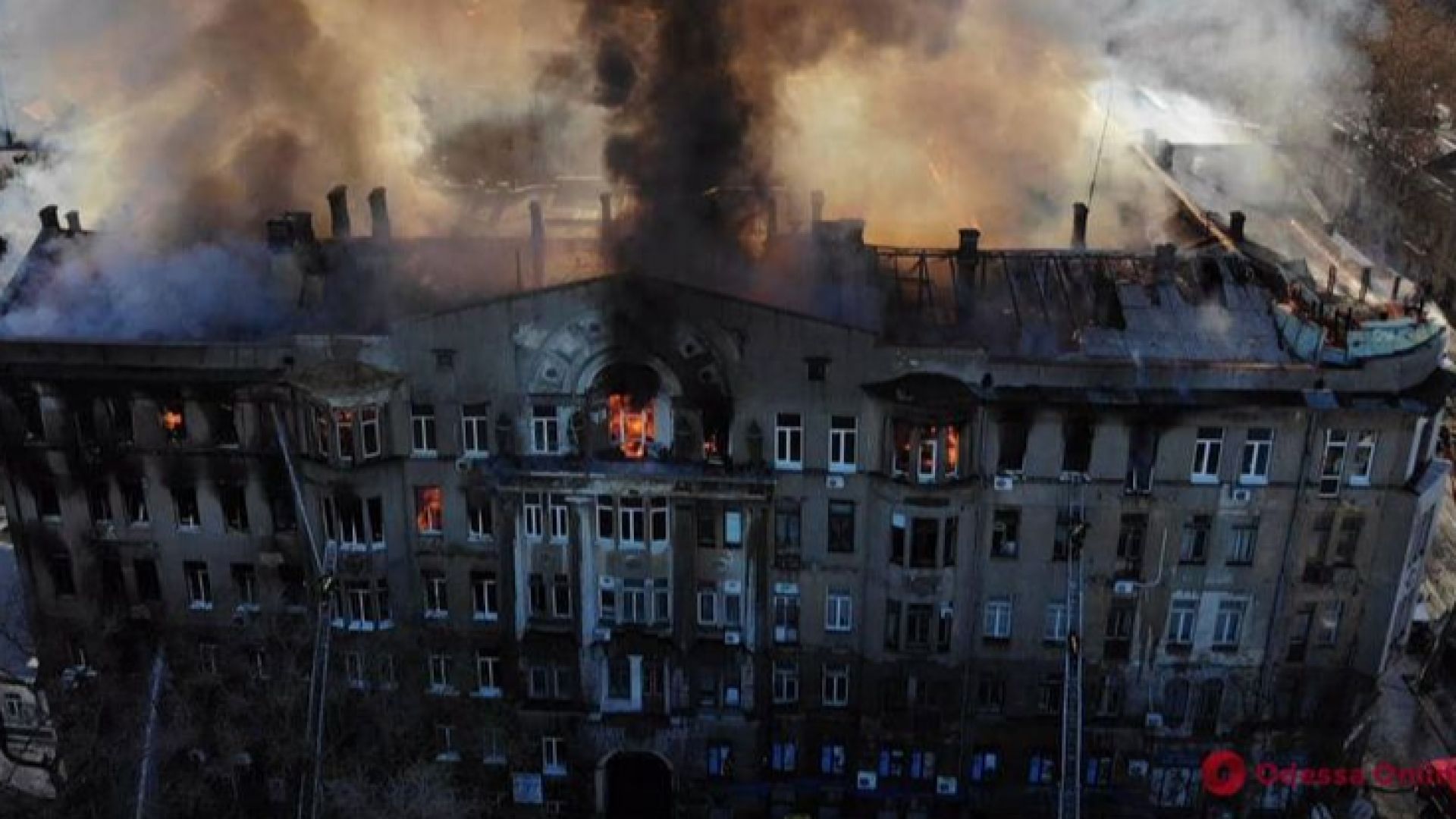 14 изчезнали при огромен пожар в колеж в Одеса (видео)
