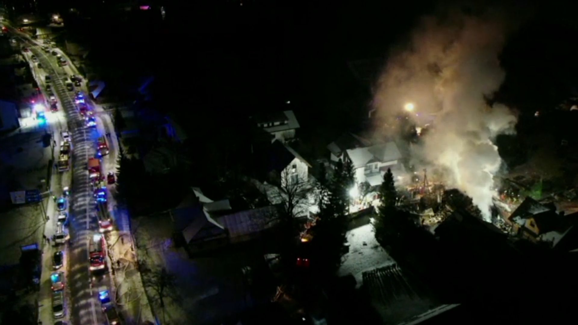 Газова експлозия в полски ски курорт погреба 8 души под 3-етажна сграда (видео)