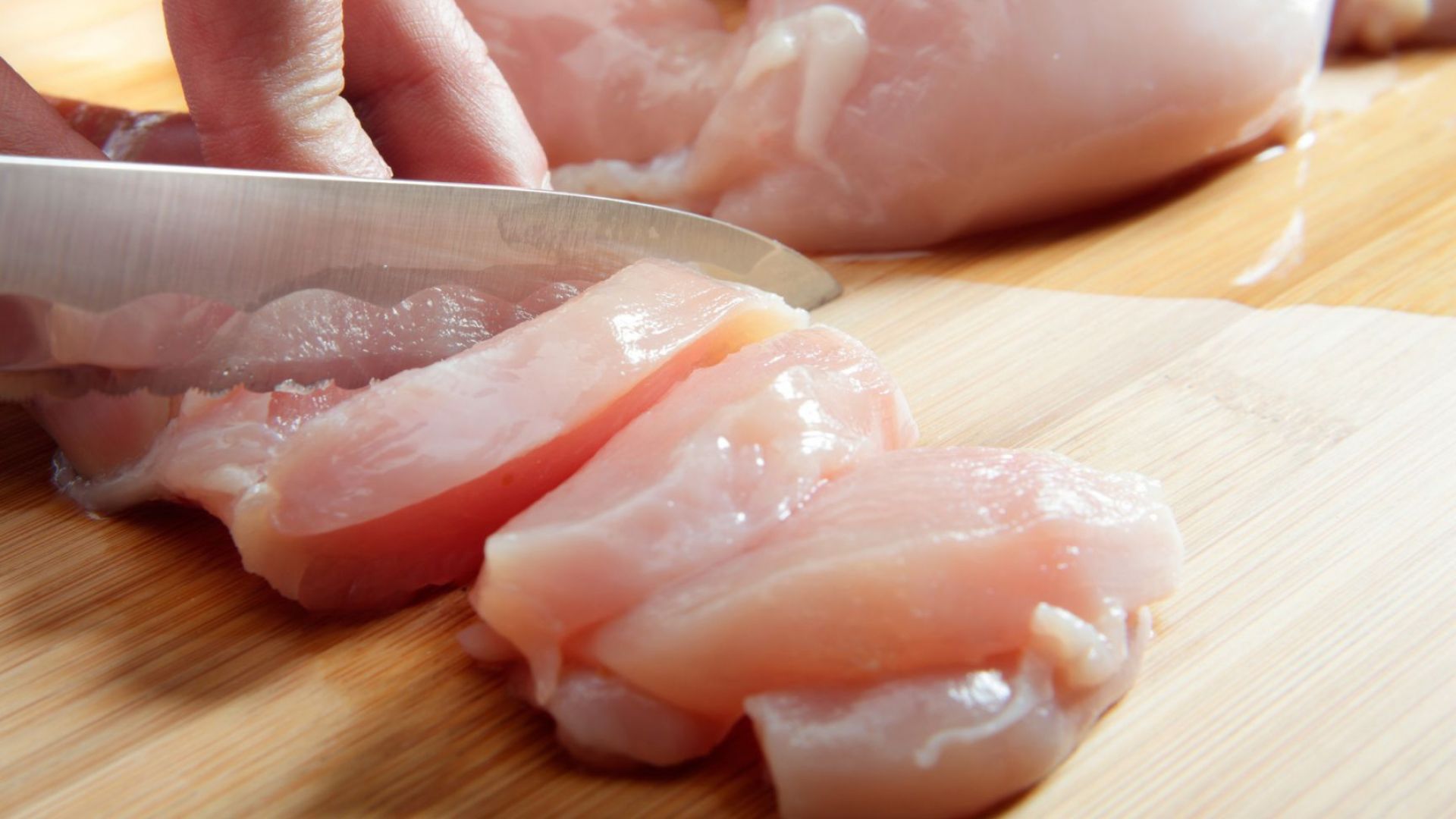 Агенцията по храните спря над 800 кг полско пилешко със салмонела