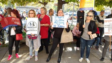  Деница Сачева поддържа отлагането на Закона за обществените услуги 