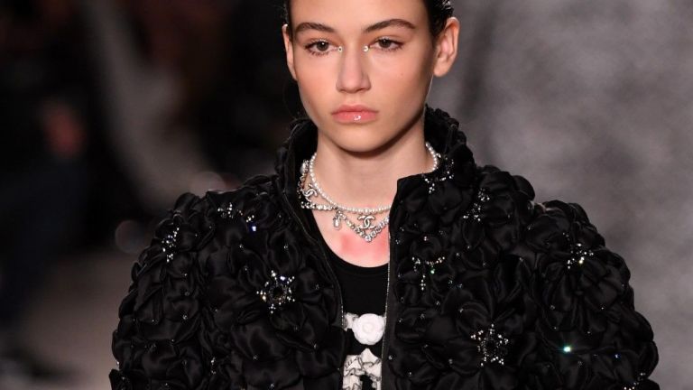 Chanel пресъздаде апартамента на Коко в Гран пале. Бел Хинова отново дефилира