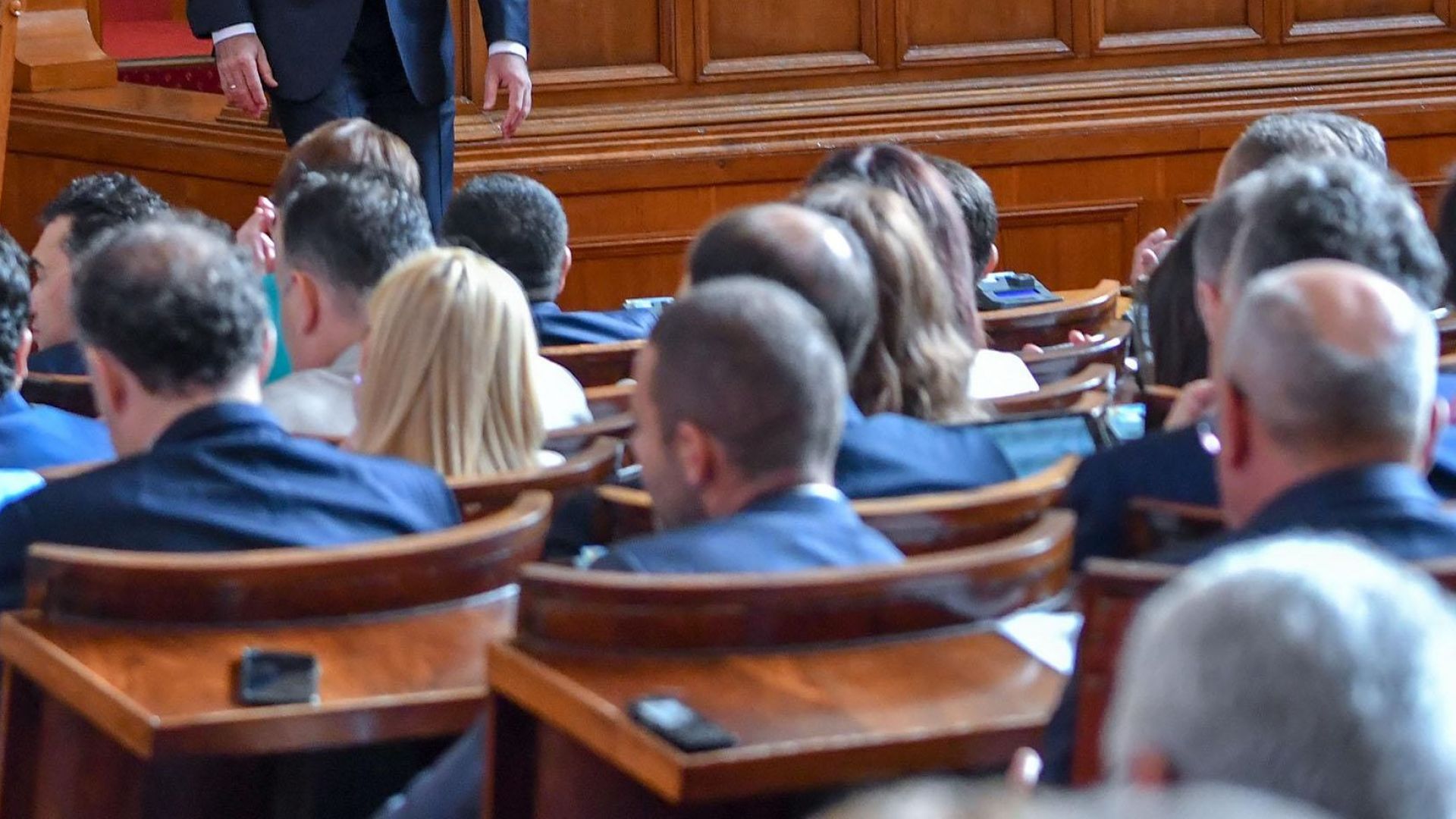 Депутат от НФСБ попита репортерка с какво бельо е дошла