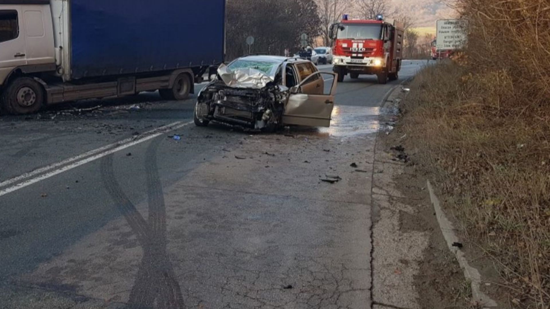 Жена загина при жесток челен сблъсък между лек автомобил и