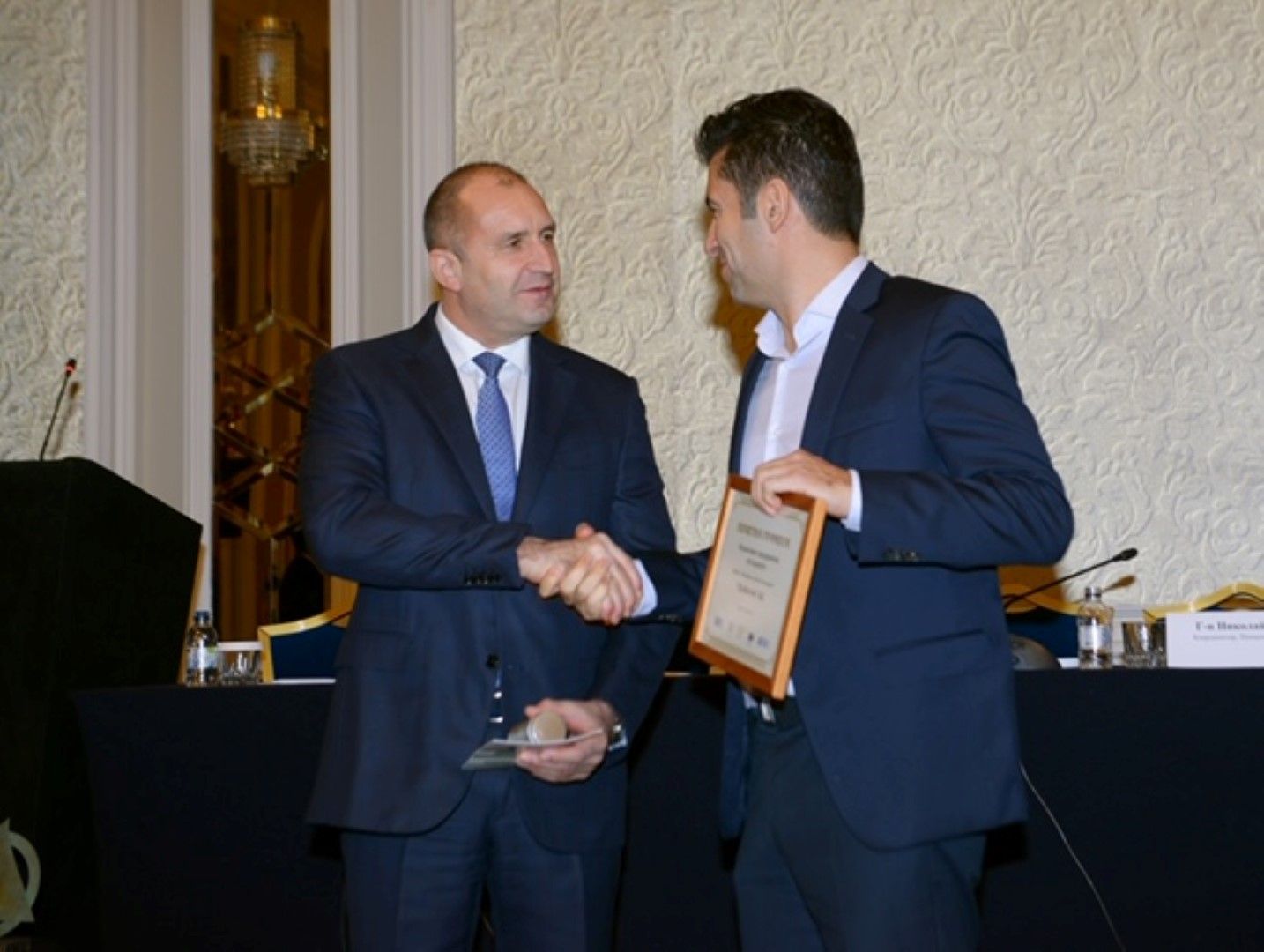 Президентът Румен Радев връчва наградата за Иновативно предприятие на годината в областта "Иновация и Качество на Живот" на фирма "ПроВиотик"