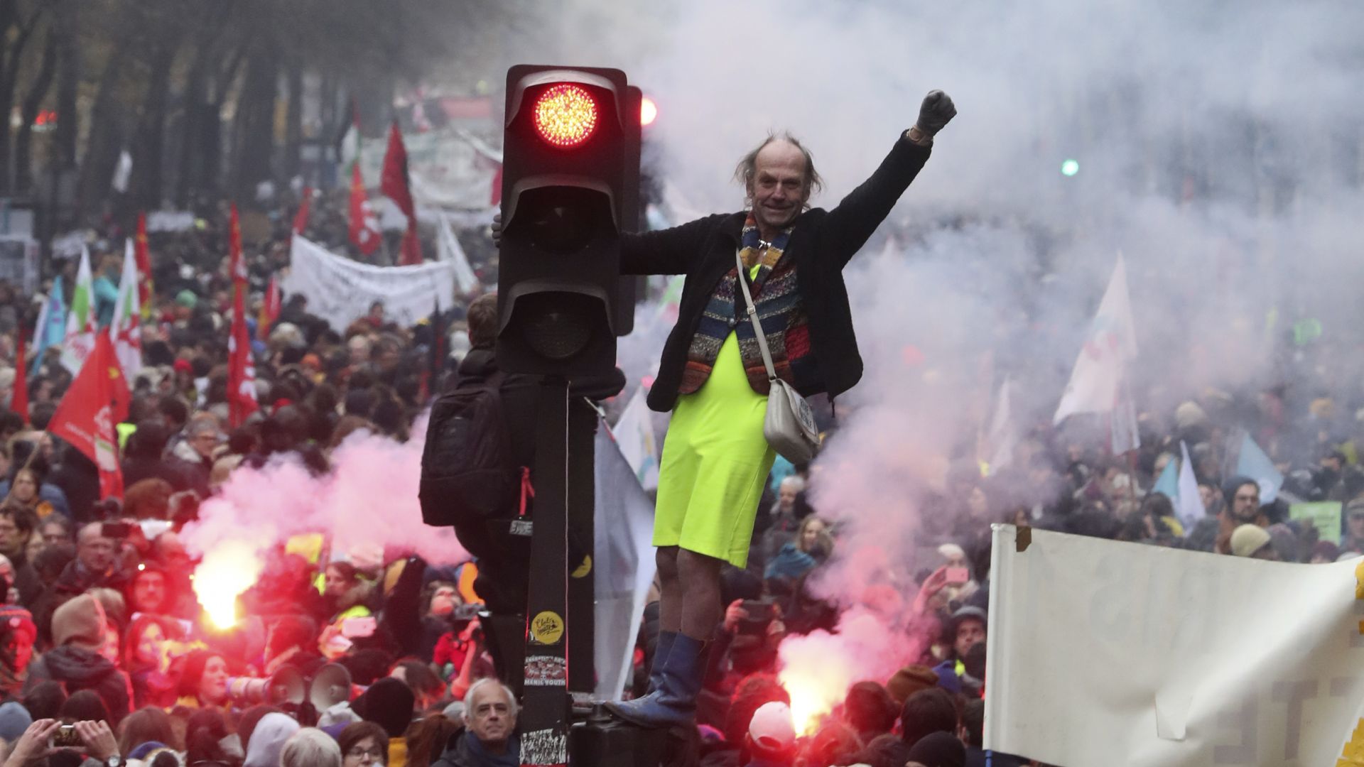 Бунтът срещу пенсионната реформа в Париж: Над 500 000 французи демонстрираха