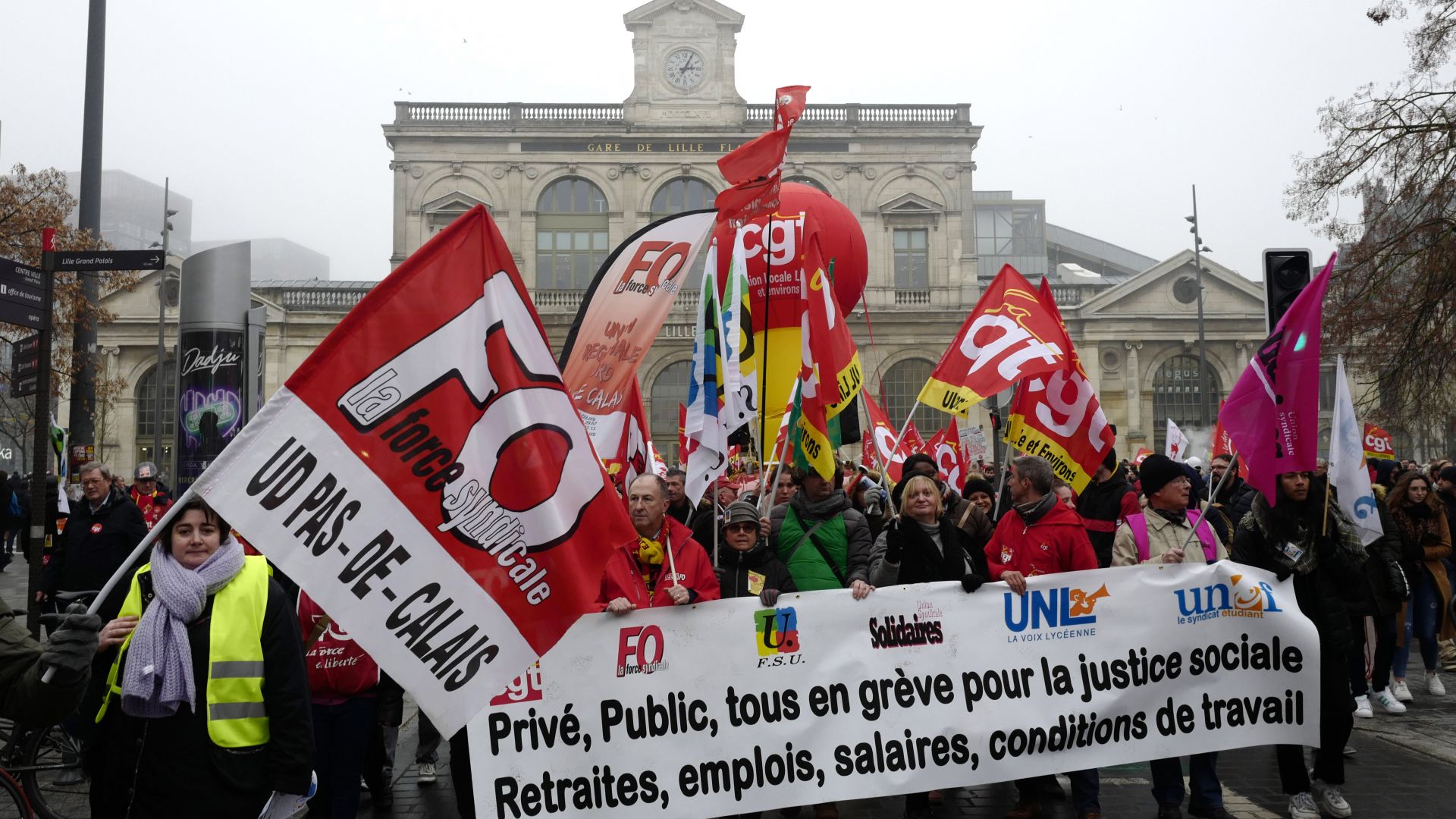 Оспорваната пенсионна реформа бе одобрена от парламента на Франция