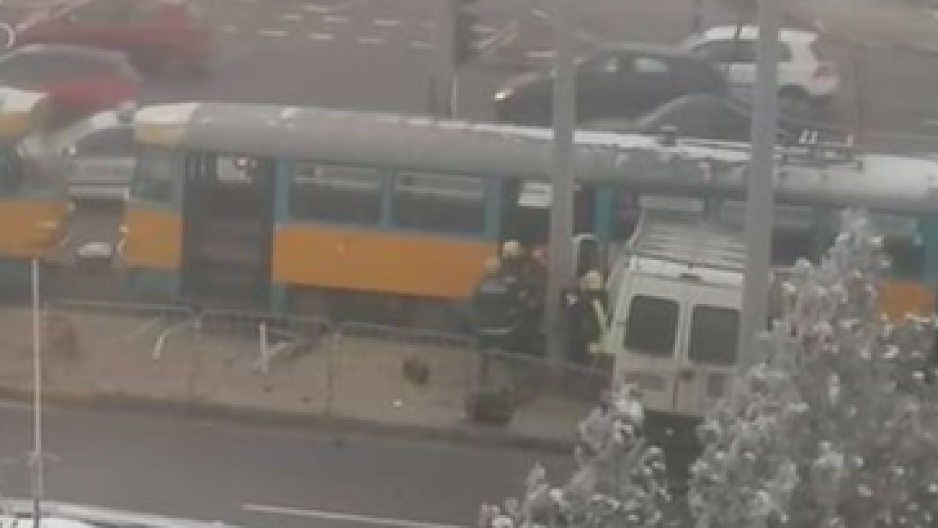 Бус се заби в трамвай на Ботевградско шосе в София, шофьорът е откаран в болница 