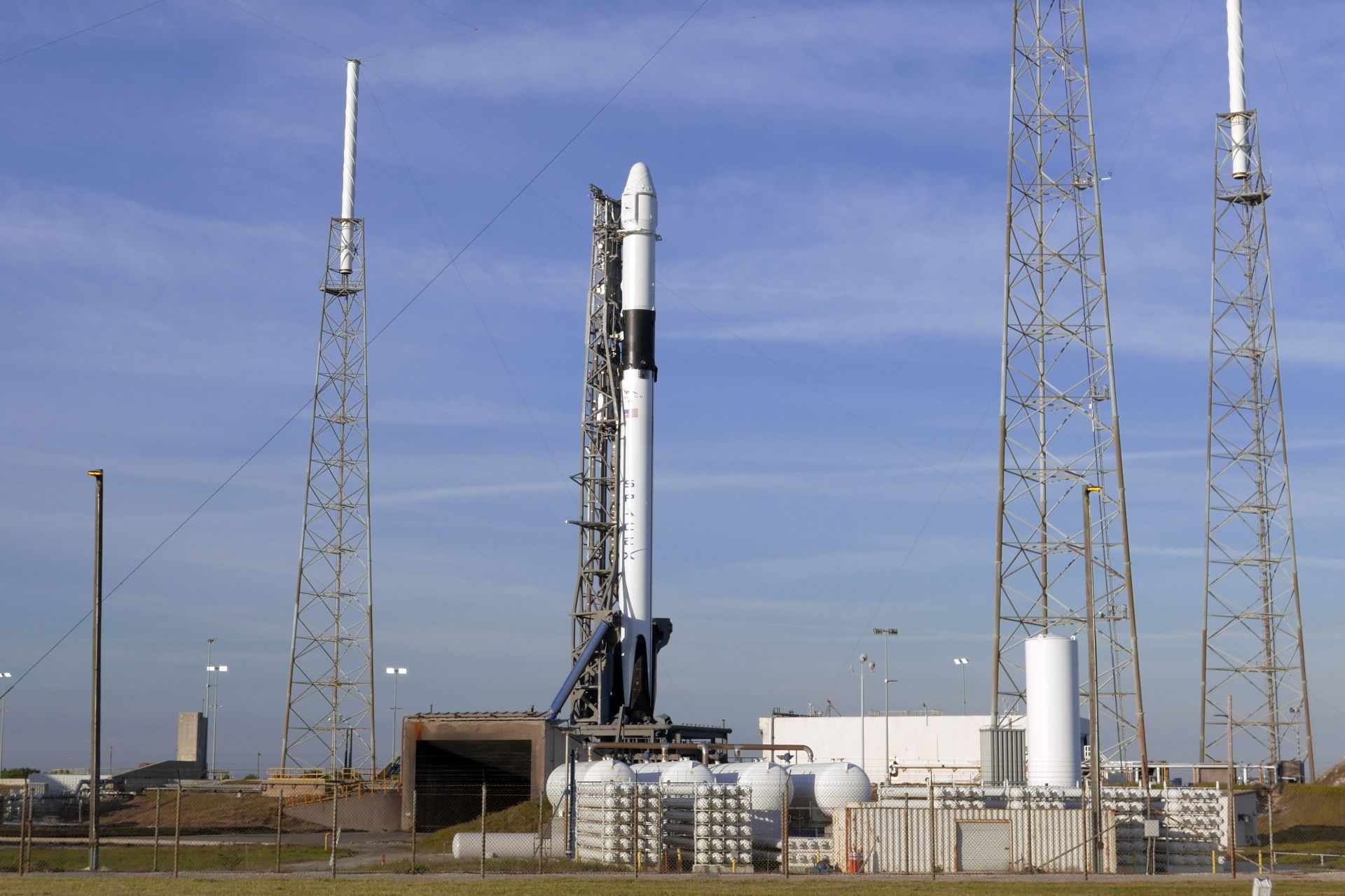 Ракетата Falcon 9 с космическия кораб