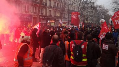 Транспортен колапс във Франция, стачката срещу пенсионната реформа продължава (снимки)