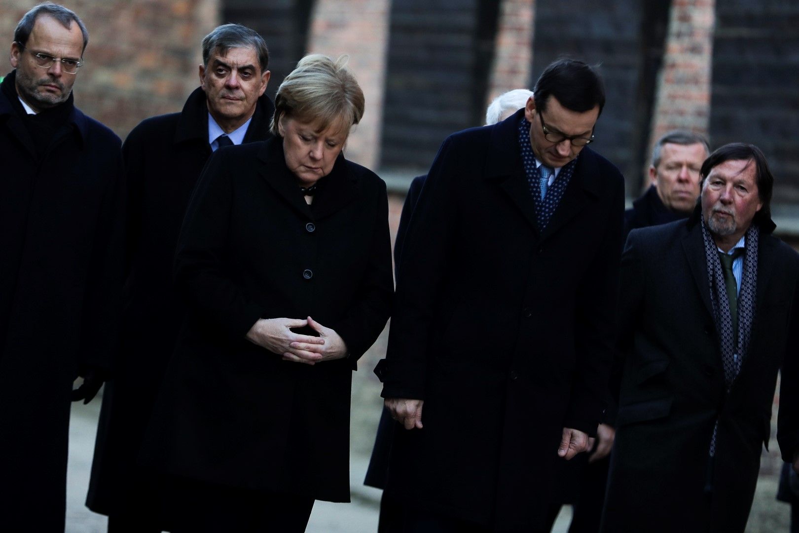 Посещението на канцлера Меркел в лагера на смъртта е едва терото на високопоставен германски политик - до нея на снимката в дясно е полският премиер Матеуш Моравецки