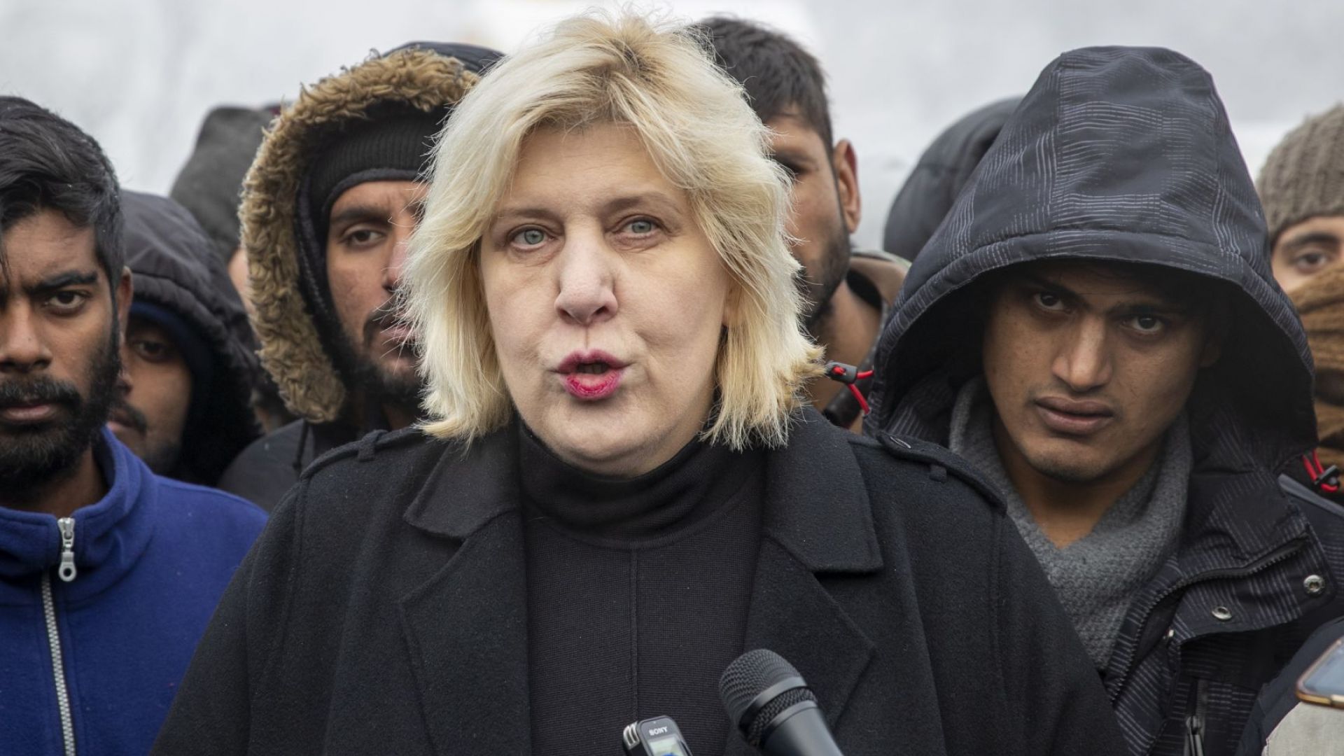 Условията за живот на стотици човешки същества в импровизирания лагер