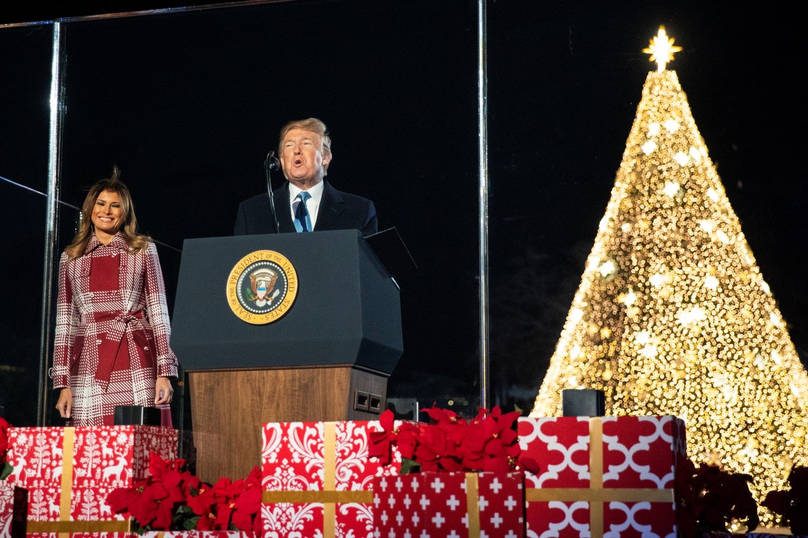 Доналд Тръмп и съпругата му Мелания по време на церемонията по включване на светлините на коледното дърво в Белия дом, 5 декември 
