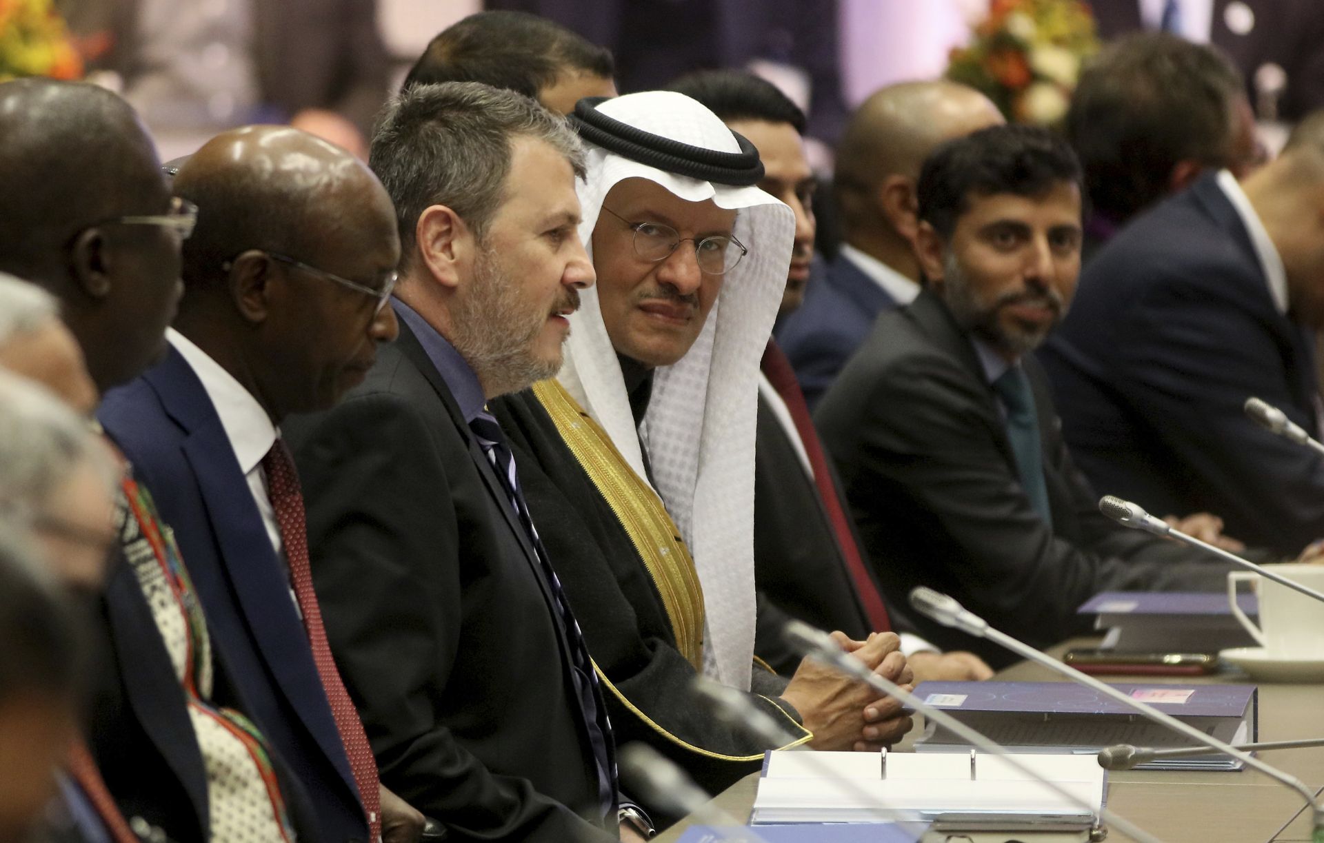 Саудитският министър на енергетиката принц Абдулазиз бин Салман Ал Сауд (в средата) на срещата на ОПЕК във Виена