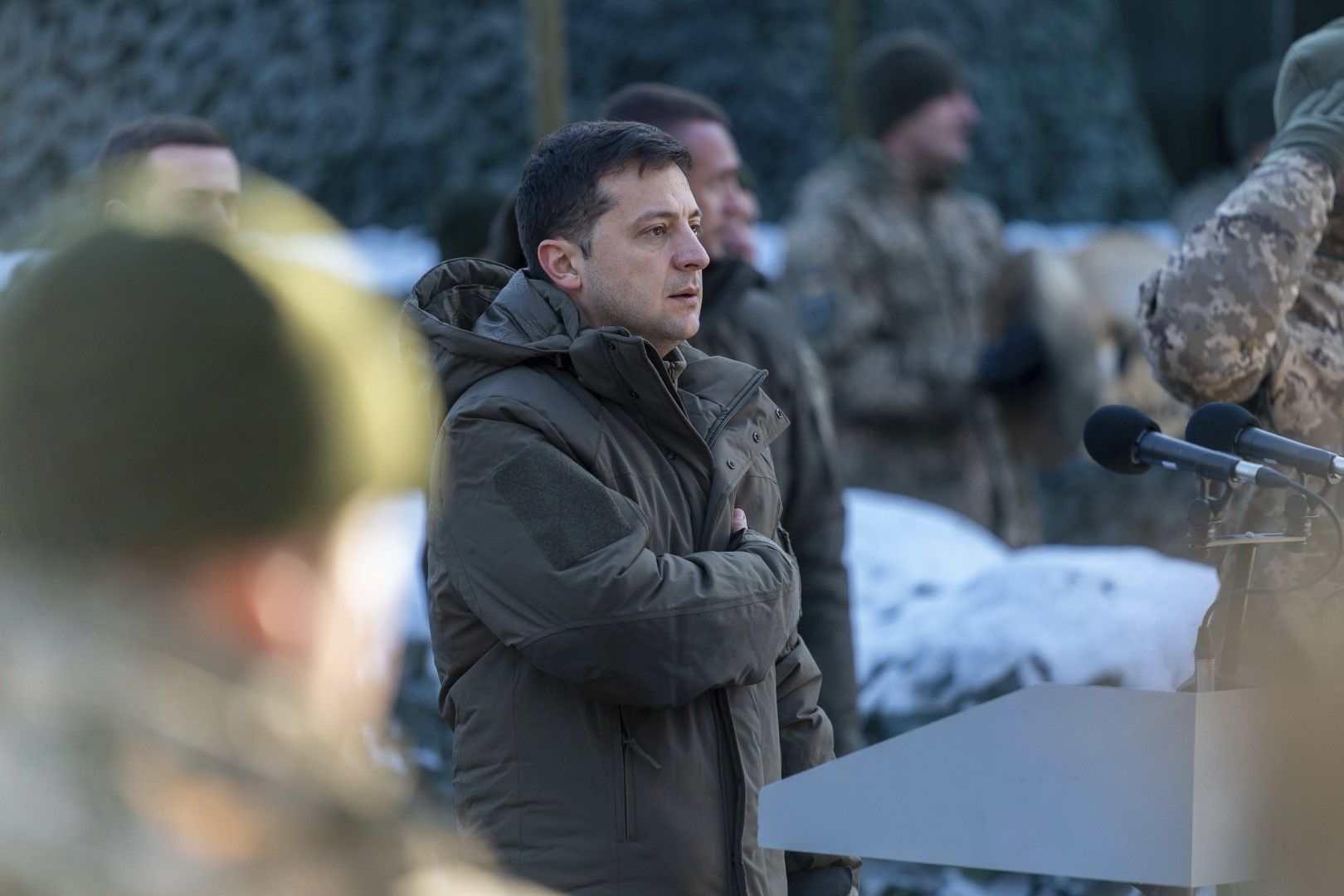 Президентът на Украйна Володимир Зеленски слуша националния химн при посещението си във военна база в района на Донецк в Източна Украйна на 6 декември