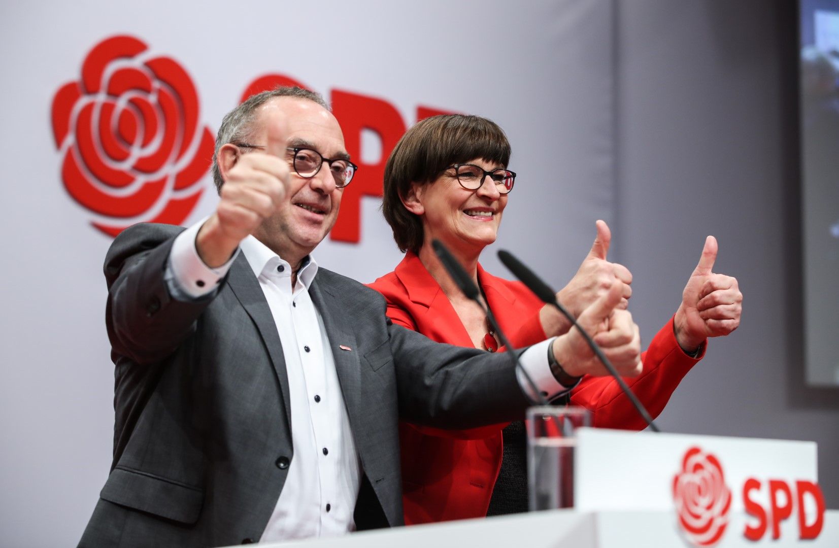 Двамата новоизбрани председатели на ГСДП Норберт Валтер-Борянс и Саския Ескен