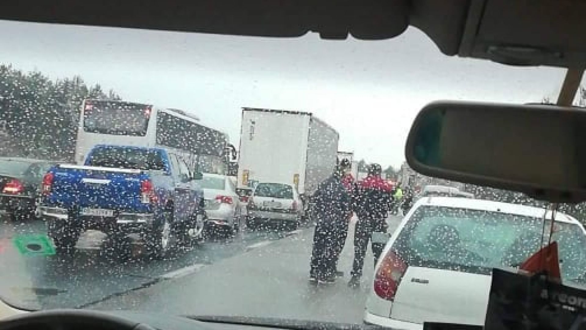 Поледици предизвикаха катастрофи и блокираха пътища в Югозападна България