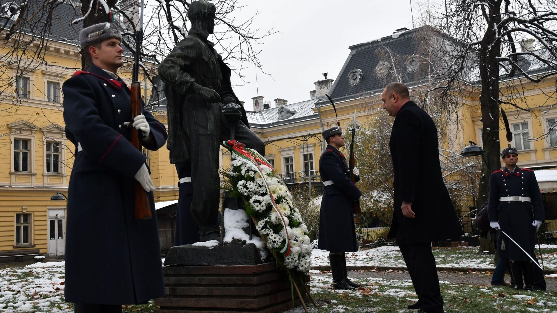 Президентът почете паметта на Никола Вапцаров (снимки)