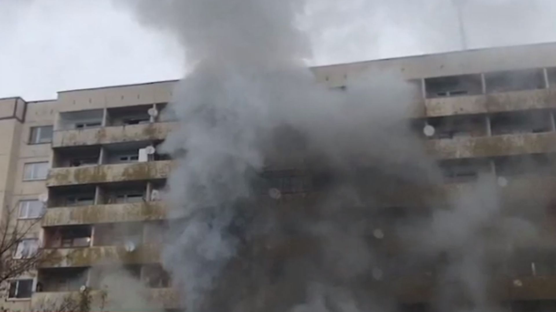 Пожар избухна в събота в късния следобед в общежитие в