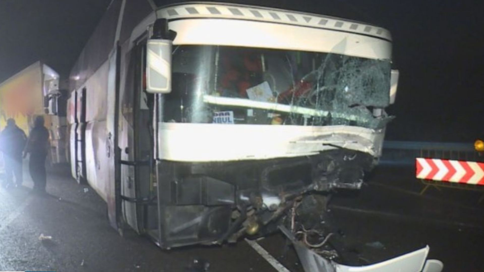 Автобус и лека кола се удариха челно на магистралата край