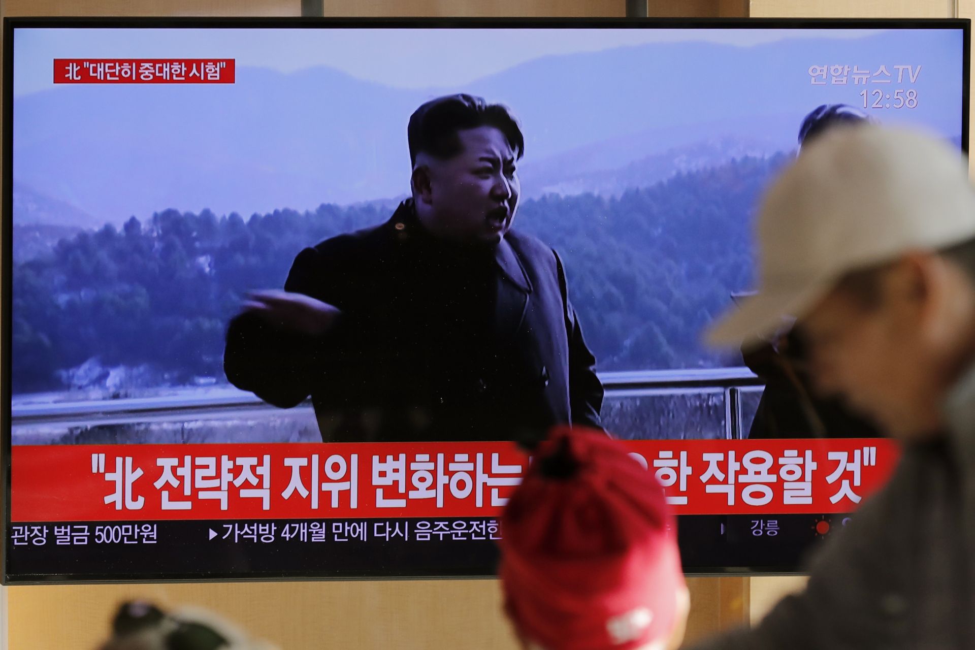 Кадри от държавната телевизия отново показват как Ким Чен-ун ръководи изпитанията