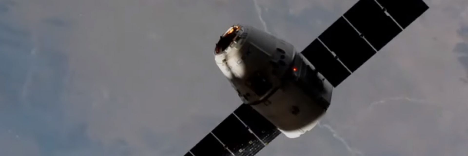 Товарният кораб "Дракон" доставя на МКС "силни" мишки и общителен робот