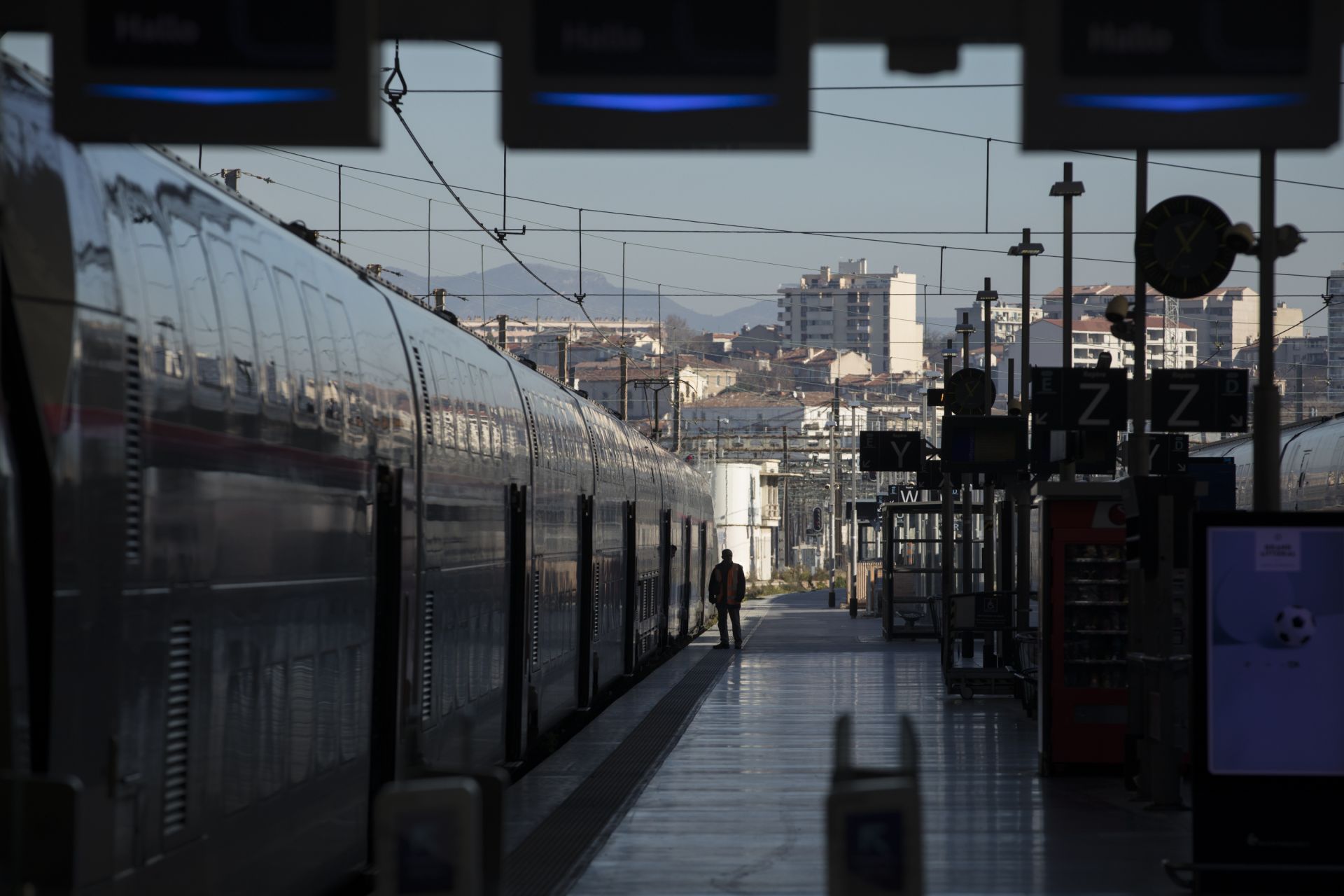 Синдикатите в държавните железници и обществения транспорт в Париж удължиха стачката си 