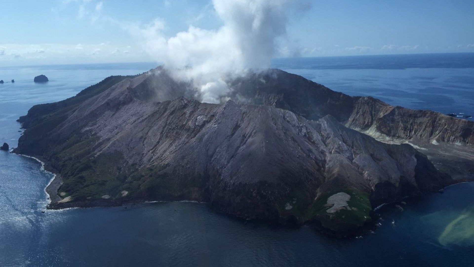 Броят на жертвите загинали след изригването на вулкана Уайт Айлънд