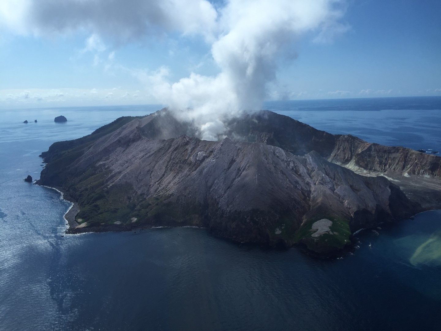 Белия остров е един от най-активните вулкани в страната - снимката е от септември 2015 г.