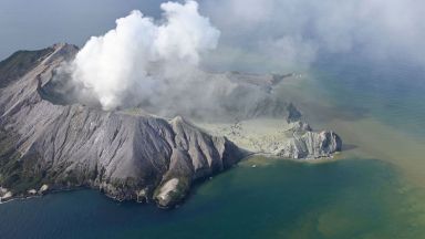  Пет починали и осем в неопределеност след изригването на вулкана в Нова Зеландия 