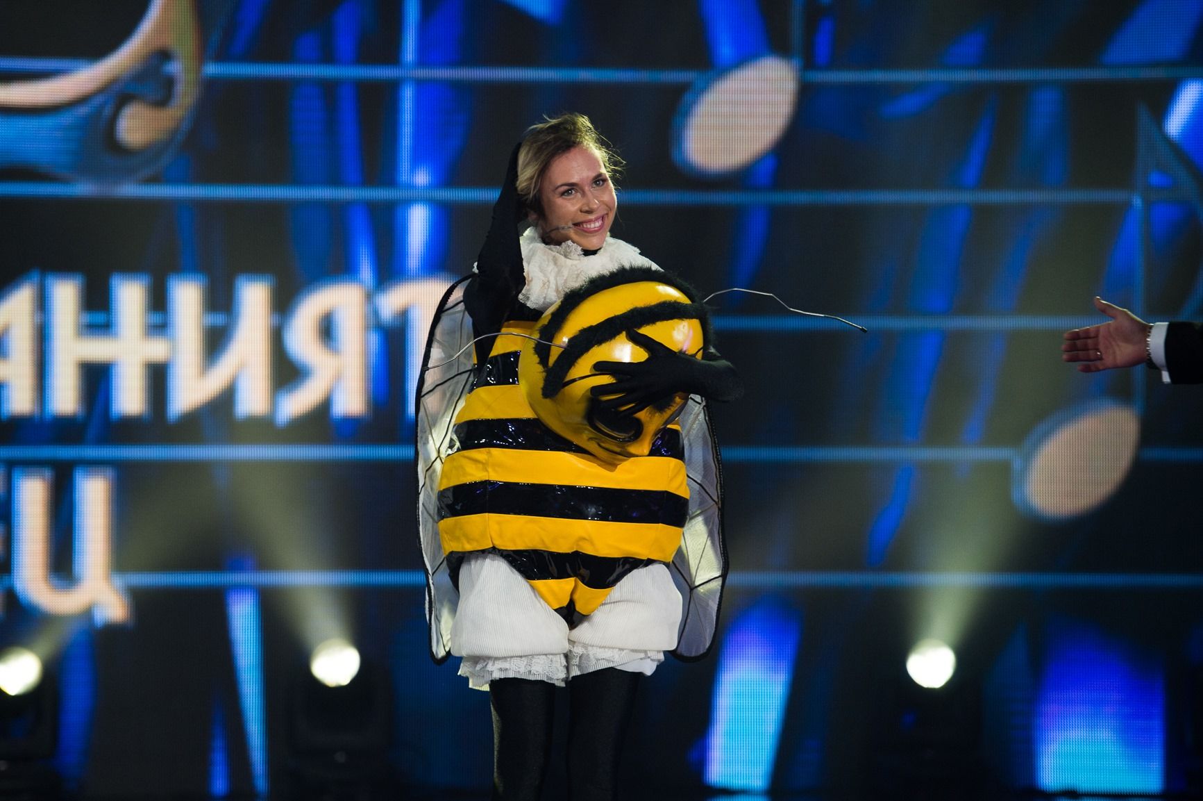 Маги Джанаварова като Пчелата