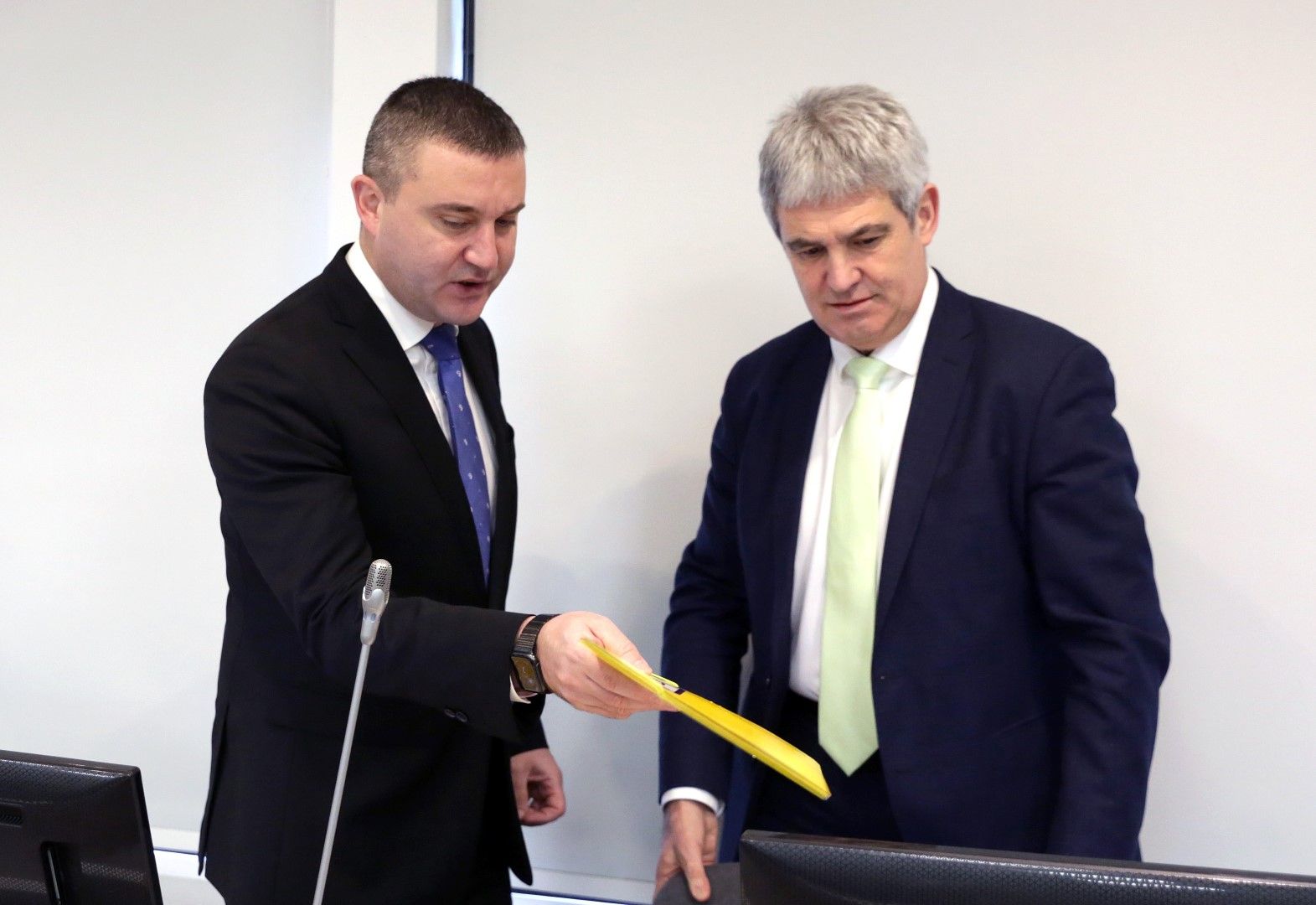 Министърът на финансите Владислав Горанов (ляво) и президентът на КНСБ Пламен Димитров