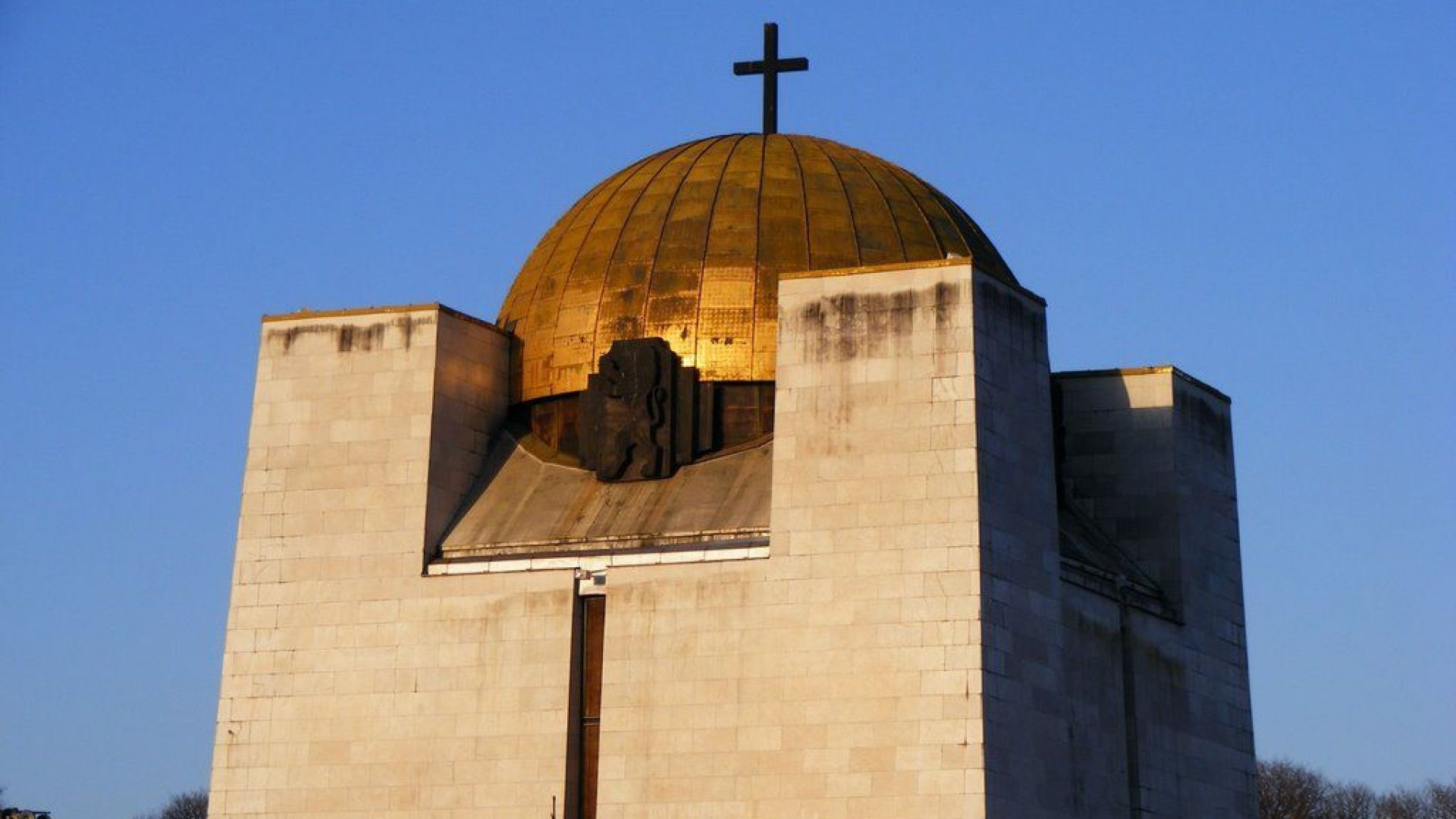 Пожар на купола на пантеона вдигна на крак огнеборците в