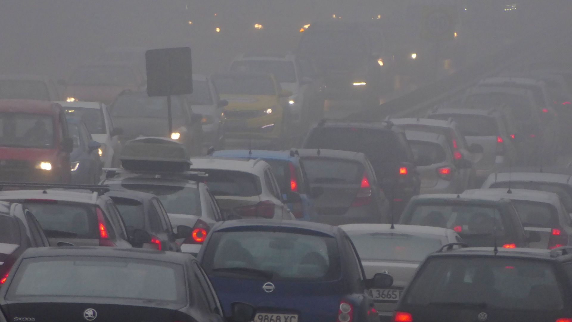 Мръсен въздух и тази сутрин в София, буферните паркинги са безплатни