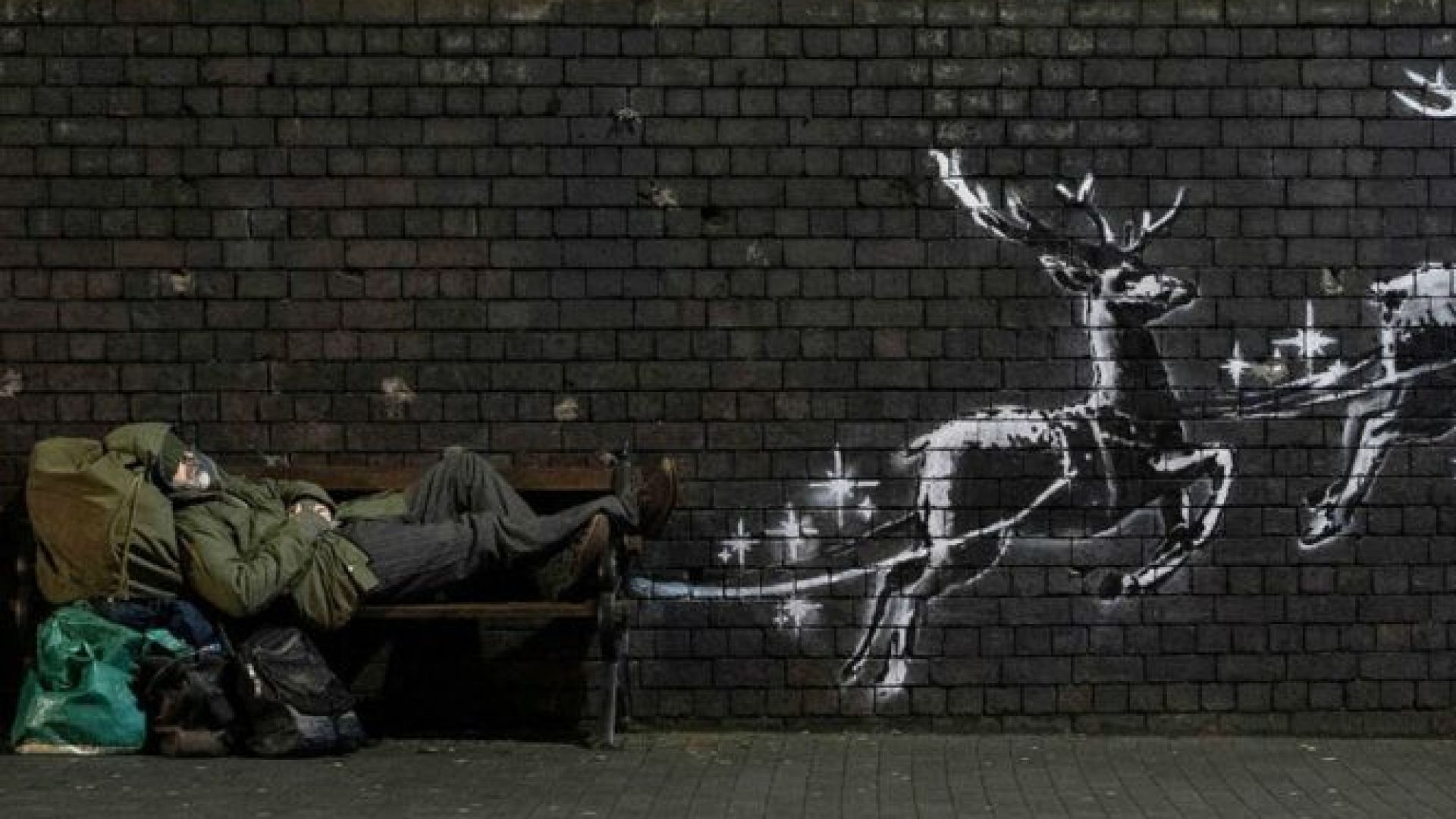 Стенна рисунка на анонимния британски стрийт художник Банкси на бездомник