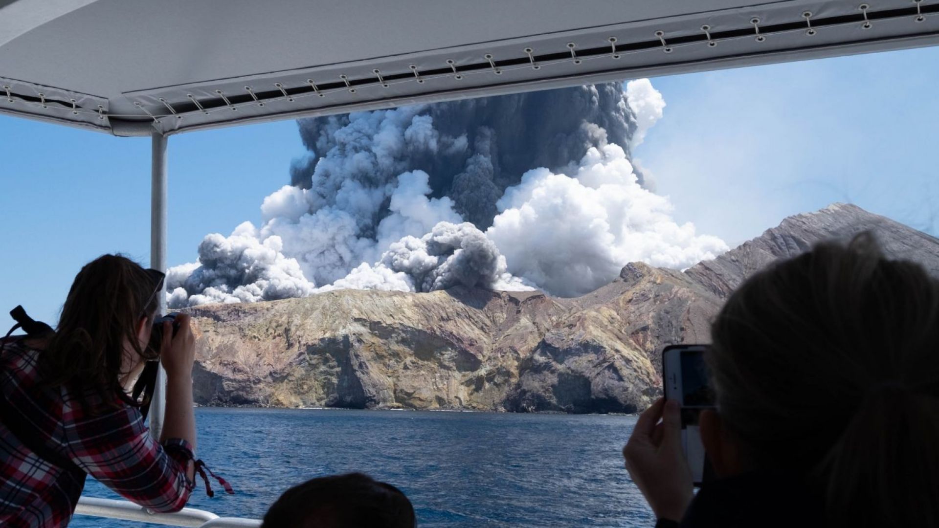 Учени от години предупреждават да не се ходи до вулкана в Нова Зеландия (снимки, видео)