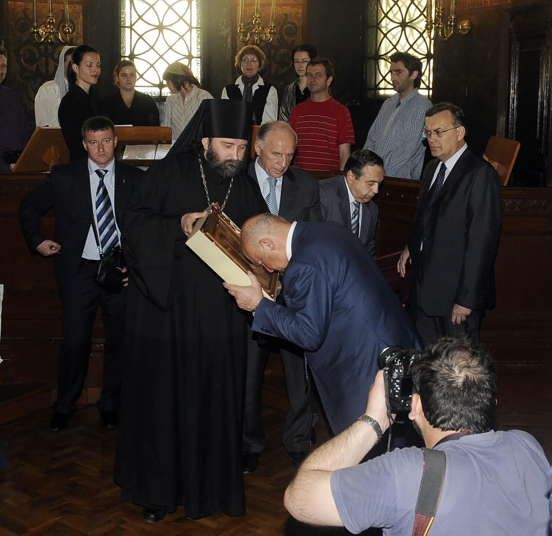 2008 г. - кметът на Москва целува икона на "Свети Николай" в едноименната руска църква в София 